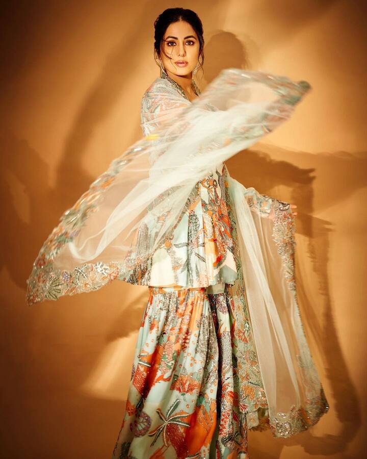 हिरव्या रंगाच्या प्रिंटेड आउटफिटमध्ये हिना खूप सुंदर दिसत आहे.(PHOTO : @realhinakhan)