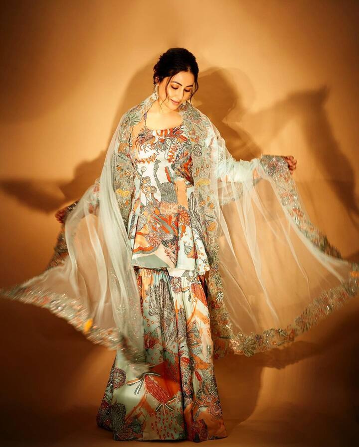 हिनाच्या अदांवर चाहते घायाळ झाले आहेत. (PHOTO : @realhinakhan)