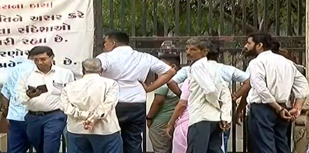 વડોદરાના સોખડા હરિધામ સ્વામિનારાયણ મંદિરનો વિવાદ વકર્યો , ક્યા સ્વામીએ મંદિર છોડવાની કરી જાહેરાત Controversy erupts over Sokhada Haridham Swaminarayan temple in Vadodara વડોદરાના સોખડા હરિધામ સ્વામિનારાયણ મંદિરનો વિવાદ વકર્યો , ક્યા સ્વામીએ મંદિર છોડવાની કરી જાહેરાત