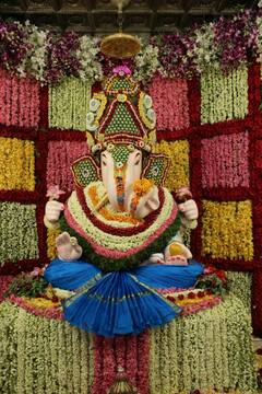 पुण्याच्या दगडूशेठ गणपती मंदिरात ' मोगरा महोत्सव', तब्बल 50 लाख मोगरा आणि विविधरंगी फुलांची आरास