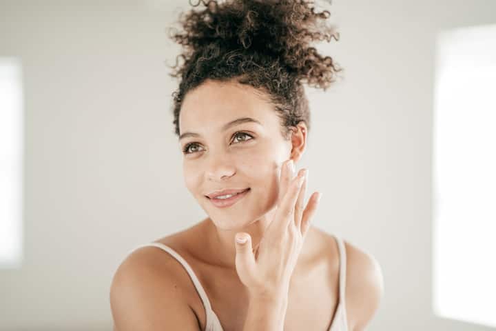 ત્વચાના નિષ્ણાતો  હાઇડ્રેટિંગ ફેસ વોશ, મોઇશ્ચરાઇઝર અને સનસ્ક્રીનનો નિયમિત ઉપયોગની સલાહ આપે છે પરંતુ  આજે અમે એવા જ કેટલાક આયુર્વેદિક ઉપાયો જણાવવા જઈ રહ્યા છીએ, જેને કરવાથી તમારી સ્કિન ગ્લો કરવા લાગશે