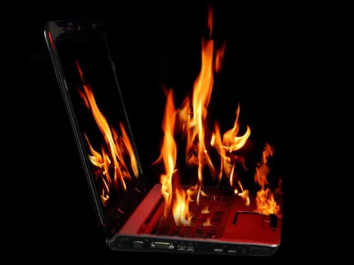 Andhra Pradesh: Women Techie Suffers 80% Burns After Her Laptop Explodes Andhra Pradesh: உஷார்! சார்ஜ் போட்டுக்கொண்டே மடிக்கணினி வேலை.. படாரென வெடித்த  லேப்டாப்!
