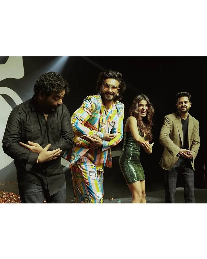 తొలి చిత్రంతోనే బోల్డ్ గా నటించి యూత్ ని అట్రాక్ట్ చేసిన షాలినీ పాండే. అర్జున్ రెడ్డిగా విజయ్ దేవరకొండకి ఎంత మంచి పేరొచ్చిందో షాలినీకి కూడా అంతే క్రేజ్ వచ్చింది. అమ్మడికి అదే మంచి ఫస్ట్ మూవీ అంటే నమ్మలేనంతంగా నటించింది. ఫస్ట్ మూవీలోనే లిప్ లాక్ సీన్స్ లో నటించి షాకిచ్చింది. పైగా తనకు తానే డబ్బింగ్ చెప్పుకుని కూడా మెప్పించింది.