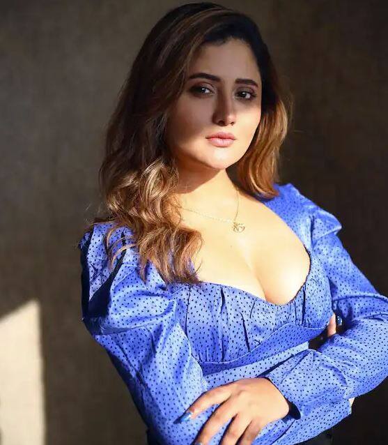 Tv actress rashmi desai shares her amazing and sexy photoshoot with blue slit gown dress ટીવી એક્ટ્રેસનું હૉટ ફોટોશૂટ, બૉલ્ડ અદા અને ડાન્સ મૂવ્ઝ જોઇને ફેન્સ પણ ચોંક્યા