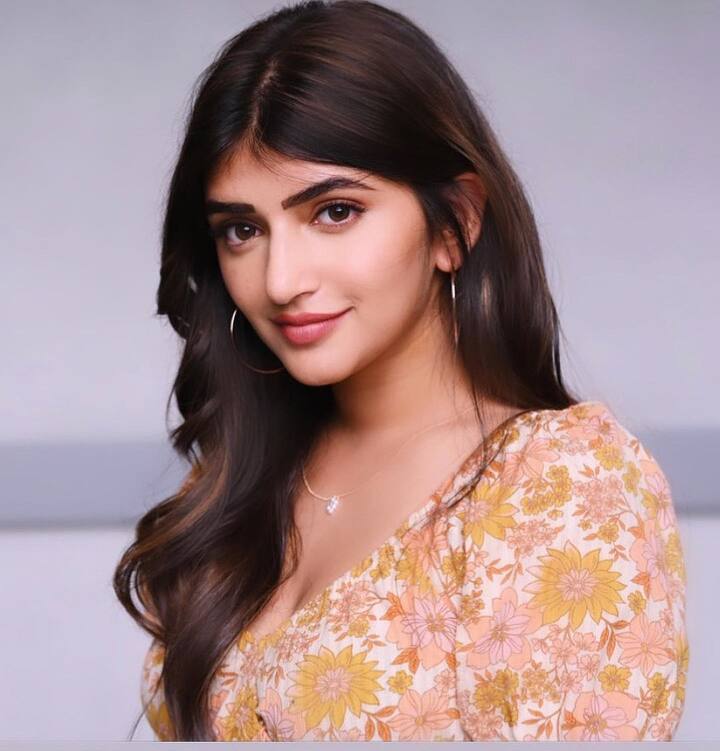 పెళ్లి సందడి సినిమాతో తెరంగేట్రం చేసింది. నటన, డ్యాన్సులో మంచి మార్కులే కొట్టేసింది. -Image credit: Sreeleela/Instagram