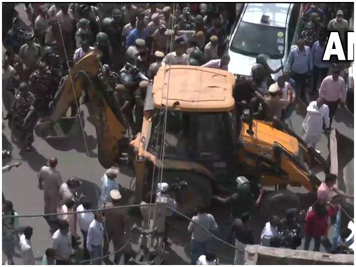 jahangirpuri violence updates mcd started demolish illegal construction from today Delhi : जहांगीरपुरी भागात अवैध बांधकामांवर बुल्डोझर, हिंसाचारानंतर कठोर तोडक कारवाईचा निर्णय