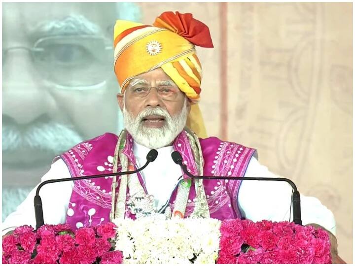 PM narendra modi launches multiple development projects in Dahod Gujarat says will speed Make in India गुजरात के दाहोद में पीएम मोदी ने किया 22 हजार करोड़ की परियोजनाओं का शिलान्यास, कहा - मेक इन इंडिया को मिलेगी गति