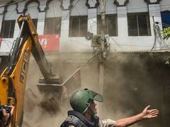 Photos: रोते-बिलखते रहे लोग, रोजगार पर चलता रहा बुलडोजर, भावुक कर देंगी जहांगीरपुरी की ये तस्वीरें