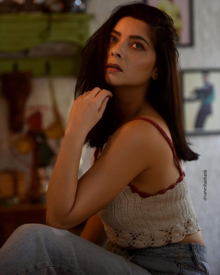 अभिनेत्री सोनाली कुलकर्णी अभिनय आणि सौंदर्याने चाहत्यांना मंत्रमुग्ध करते.(फोटो : /sonalee18588/ig)