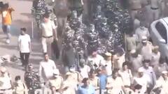 Jahangirpuri Encroachment Removal: बुल्डोजर चलने से पहले इलाके में चल रहा जवानों का फ्लैग मार्च