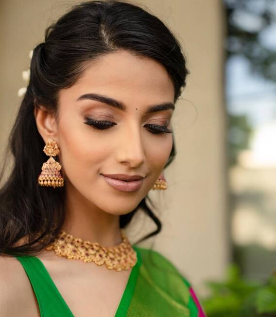 Meenakshi Chaudhary: యాక్టర్‌గా మారిన డాక్టరమ్మ, పట్టుచీరలో బుట్టబొమ్మలా