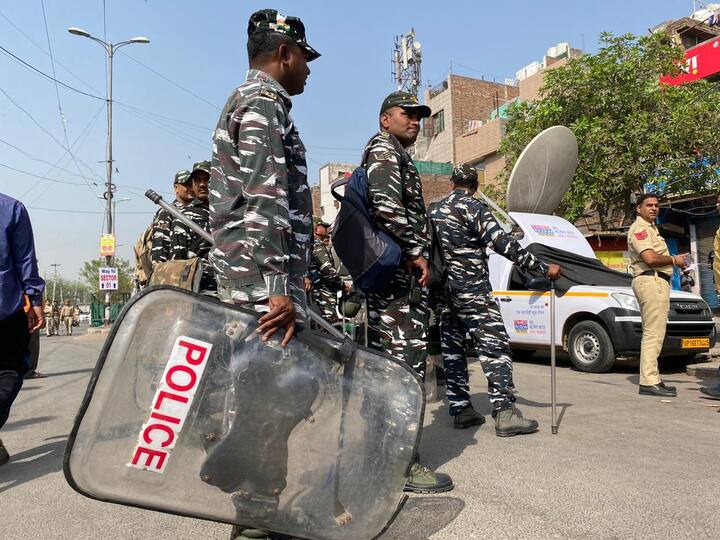 मुख्य न्यायमूर्तींनी न्यायालयाच्या रजिस्ट्रार जनरलना माहिती देण्यास सांगितलं. आदेशाची प्रत पालिका आणि पोलीस आयुक्तांना देण्यात यावी, असं न्यायालयाने म्हटलं आहे.
