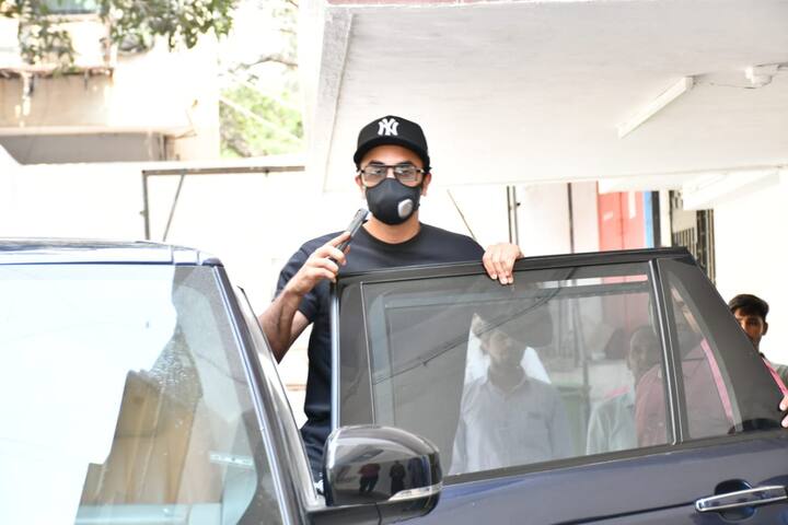 वहीं शादी को अभी एक हफ्ता भी नहीं हुआ है लेकिन ये कपल काम में पूरी तरह से जुट गया है. जहां रणबीर कपूर मुंबई में ही काफी बिजी नजर आ रहे हैं तो वहीं आलिया ने फिर से शूटिंग शुरू कर दी है.