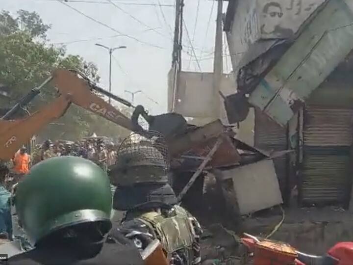 Delhi North MCD Anti Encroachment drive today at Jahangirpuri by Bulldozer Delhi News: दिल्ली के जहांगीरपुरी में अवैध निर्माण पर चला बुलडोजर, नगर निगम कमिश्नर संजय गोयल मौके पर मौजूद