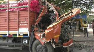 Surat : પૂરપાટ દોડતાં આઇસરે 2 ટ્રક-કાર સાથે સર્જ્યો અકસ્માત, આઇસર ચાલકનું મોત