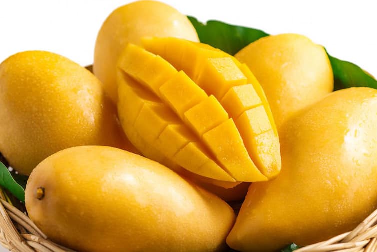 best way to eat mango to avoid multiple health problems soak mango in water before eating Mango: इस विधि से खाएंगे आम तो मिलेंगे कई फायदे, ये है आम खाने का सही तरीका