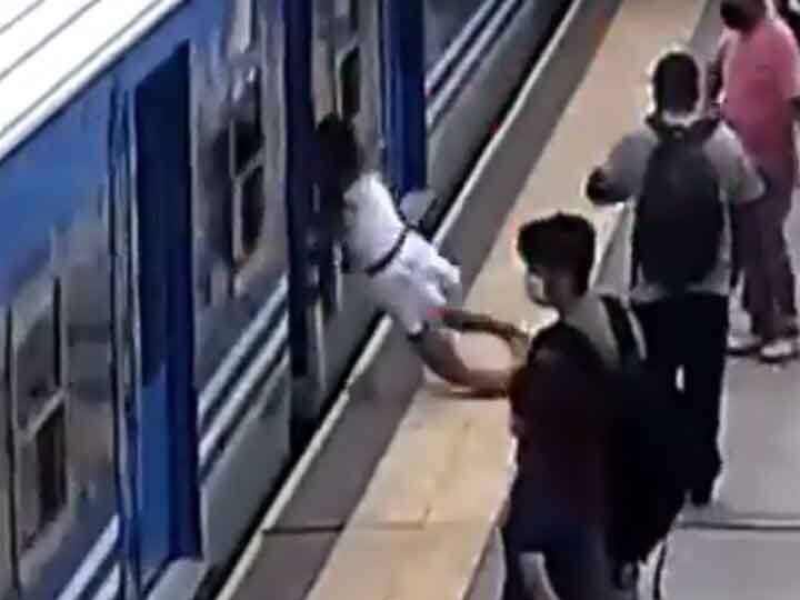 Girl standing on platform fainted and fell under moving train Incredible scene shown in viral video प्लेटफॉर्म पर खड़ी लड़की बेहोश होकर चलती ट्रेन के नीचे गिरी... वायरल वीडियो में दिखा अविश्वसनीय दृश्य