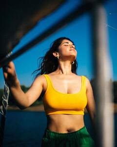 Ruhani Sharma: మత్తెక్కించే చూపులతో కట్టి పడేస్తున్న రుహానీ శర్మ