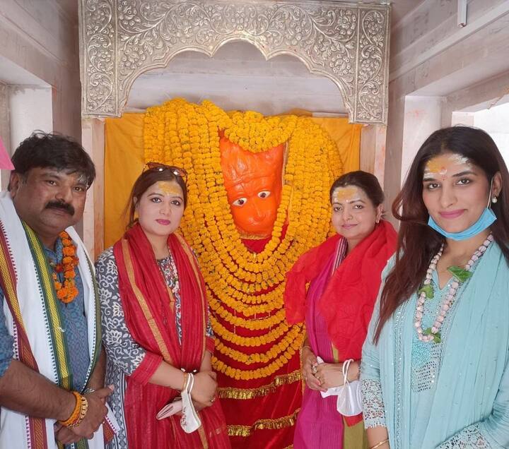 तस्वीरों में पूनम ने माथे पर चंदन का तिलक लगाया हुआ है और वो मंदिर में पूजा अर्चना कर रही हैं.