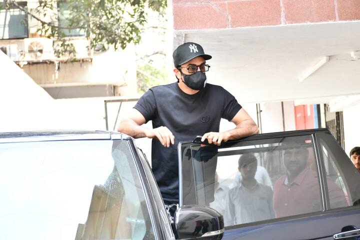 हाल ही में रणबीर कपूर ने लाखों दिल तोड़ दिए. 14 अप्रैल को उन्होंने आलिया भट्ट को हमेशा हमेशा के लिए अपना बना लिया और रणबीर को चाहने वाली लड़कियों के दिल टूट गए.