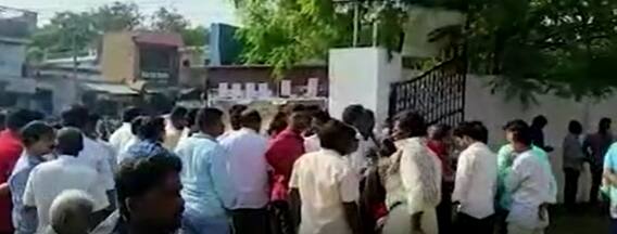 TDP Cadre Protest At Dharmavaram Police Station: పోలీసుల తీరును వ్యతిరేకిస్తూ ఆందోళన | ABP Desam