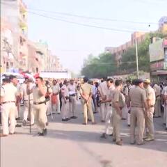 Delhi News: हिंसा के बाद जहांगीरपुरी में अवैध प्रॉपर्टी पर चला बुलडोजर, भारी सुरक्षा के बीच की जा रही कार्रवाई, देखें तस्वीरें