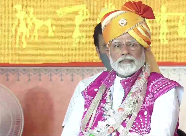 PM Narendra modi inaugurates & lays foundation stone of projects in Dahod & Panchmahal PM નરેન્દ્ર મોદીએ દાહોદ ખાતે આદિવાસી મહાસંમેલનમાં 9000 HP ઇલેક્ટ્રિક લોકોમોટીવ પ્લાન્ટનો શિલાન્યાસ કર્યો