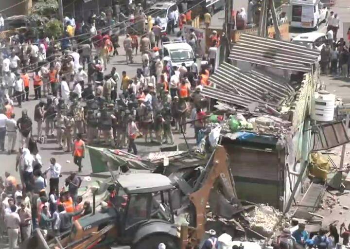 जहांगीरपुरी भागातील अनधिकृत बांधकामावरील दिल्ली महानगरपालिकेची तोडक कारवाईला सर्वोच्च न्यायालयाने स्थगित करण्याचे आदेश दिले आहेत. मात्र, यानंतरही देऊनही महापालिकेकडून अतिक्रमण पाडण्याची कारवाई सुरू आहे.