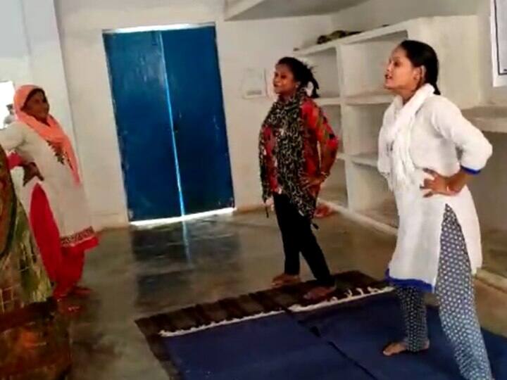 UP: बिकरू कांड की आरोपी खुशी दुबे के जुंबा डांस पर योगी सरकार सख्त, जेल प्रशासन से मांगी रिपोर्ट Kanpur Dehat Yogi government strict on Zumba dance of Bikru scandal accused Khushi Dubey, sought report from jail administration ann UP: बिकरू कांड की आरोपी खुशी दुबे के जुंबा डांस पर योगी सरकार सख्त, जेल प्रशासन से मांगी रिपोर्ट