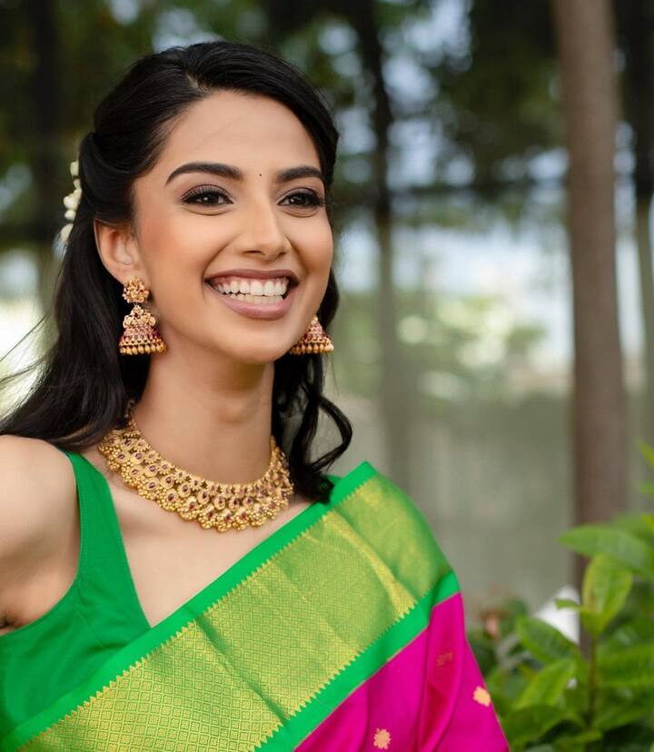 ఇచ్చట వాహనములు నిలుపరాదు అనే సినిమాలో తొలిసారిగా నటించింది. -Image credit: MeenakshiChaudhary/Instagram