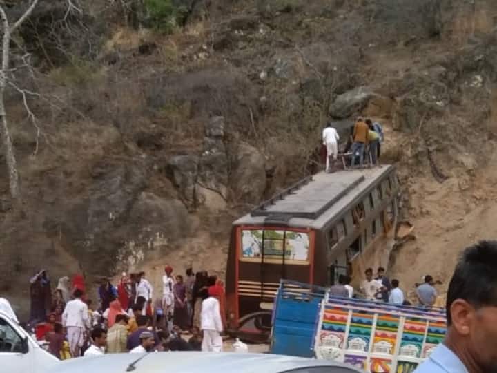 Rajasthan News Pali District Bus full of passengers uncontrolled collides with rock two killed 35 injured ANN Rajasthan News: पाली हादसे में बस के शीशे तोड़कर निकाले गए यात्री, तब बच पाई जान