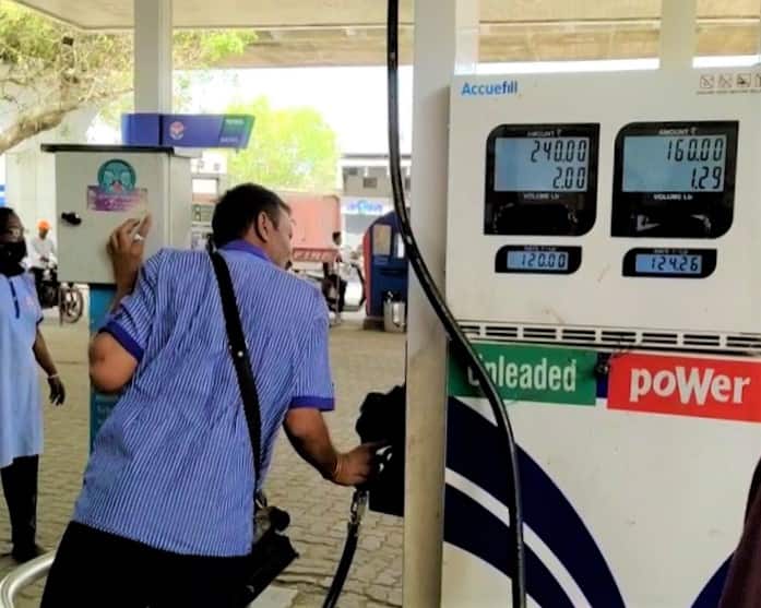 Petrol-Diesel की बिक्री में आई तेजी, आपको भी करानी है गाड़ी की टंकी फुल तो चेक करें 1 लीटर का भाव