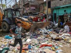 जहांगीरपुरी में बुलडोजर चलने पर छलका लोगों का दर्द, पलभर में मलबे में ढेर हुए घर-दुकानें, देखें Pics