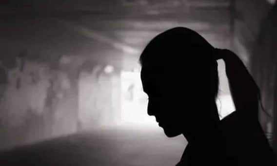 Police Arrest Accused in Guntur: బలవంతపు వ్యభిచారం కేసులో ఓ రాజకీయ నాయకుడు..? ప్రస్తుతం లండన్ లో..?!