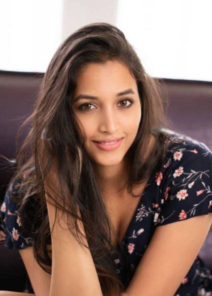 தந்தாள் உள்ளே உள்ளே உருகுது நெஞ்சமே