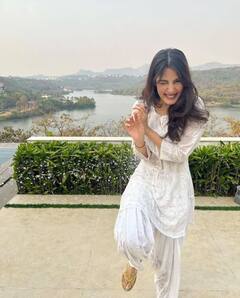 ਰਿਆ ਚੱਕਰਵਰਤੀ ਨੇ ਵਾਲਾਂ ਨਾਲ ਖੇਡਦੇ ਹੋਏ ਸ਼ੇਅਰ ਕੀਤੀਆਂ ਖੂਬਸੂਰਤ ਤਸਵੀਰਾਂ, ਗਲੈਮਰਸ ਅਵਤਾਰ ਦੇਖ ਕੇ ਫ਼ੈਨਜ ਦੇ ਦਿਲਾਂ ਦੀ ਧੜਕਣ ਹੋਈ ਤੇਜ਼