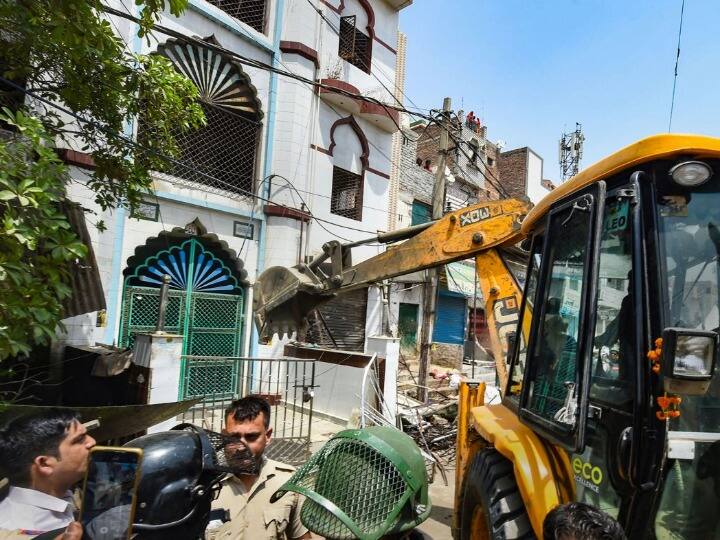 Jahangirpuri Demolition Bulldozers ran near the mosque but the action was stopped as soon as they reached the temple people asked these questions Jahangirpuri Demolition: मस्जिद के पास चला बुलडोजर लेकिन मंदिर पर पहुंचते ही रोक दी गई कार्रवाई, लोगों ने पूछे ये सवाल