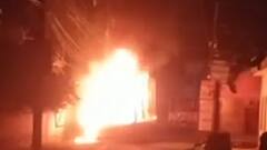 Jhansi: ट्रांसफार्मर में लगी भयंकर आग, अंधेरे में धू-धू कर जला ट्रांसफार्मर