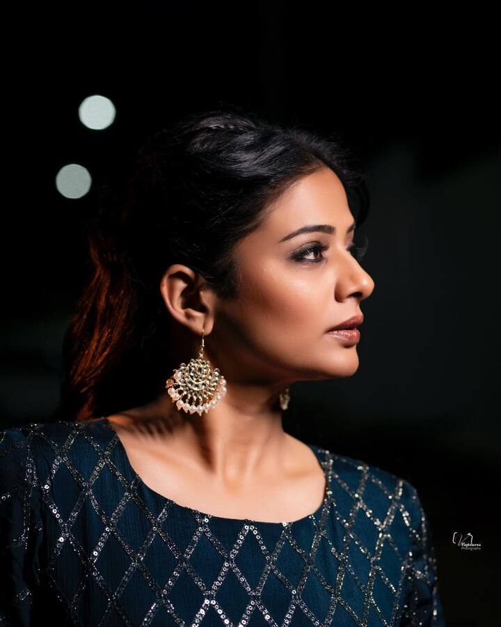 సోషల్ మీడియాలో యాక్టివ్ గా ఉండే ప్రియమణి తాజాగా షేర్ చేసిన ఫొటోస్ వైరల్ అవుతున్నాయి.