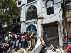 जहांगीरपुरी में बुलडोजर चलने पर छलका लोगों का दर्द, पलभर में मलबे में ढेर हुए घर-दुकानें, देखें Pics