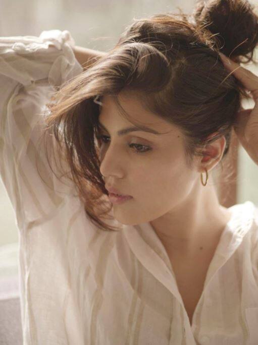 ਰਿਆ ਚੱਕਰਵਰਤੀ ਦਾ ਗਲੈਮਰਸ ਅਵਤਾਰ ਦੇਖ ਕੇ ਫ਼ੈਨਜ ਦੇ ਦਿਲਾਂ ਦੀ ਧੜਕਣ ਹੋਈ ਤੇਜ਼