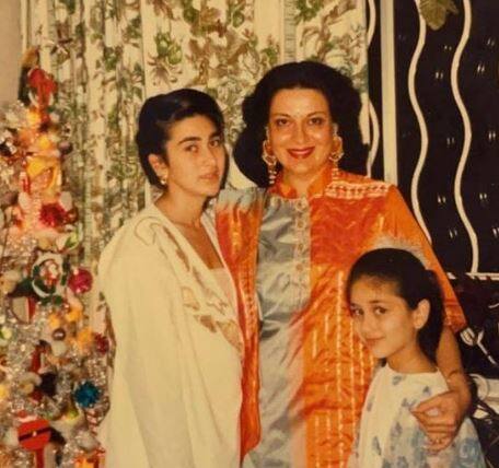 हालांकि, उसका जीवन एक कहानी नहीं था. बबीता और रणधीर कई दशकों से अलग रह रहे हैं. उनकी बेटियों करीना कपूर खान और करिश्मा कपूर ने अक्सर इस बात पर खुलकर बात की है कि कैसे बबीता ने कपूर परिवार की मदद के बिना उन्हें अकेले ही पाला.