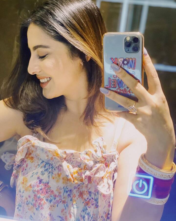 चेहरे पर मुस्कान लिए शीतल की ये अदाएं विक्रांत ही क्या कोई भी फिदा हो सकता है.