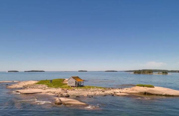 The 'world's loneliest home' on a deserted island goes up for sale at £260k விற்பனைக்கு வந்துள்ள உலகின் மிகத் தனிமையான வீடு: எவ்வளவு தெரியுமா?