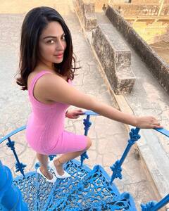 Neeru Bajwa Photos:पिंक बॉडीकॉन ड्रेस में पंजाबी एक्ट्रेस Neeru Bajwa ने फ्लॉन्ट किया परफेक्ट फिगर, तस्वीरों ने बढ़ाया इंटरनेट का पारा