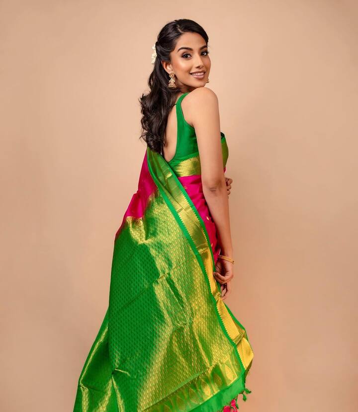 రవితేజతో ఖిలాడి సినిమాలోనూ నటించింది. -Image credit: MeenakshiChaudhary/Instagram