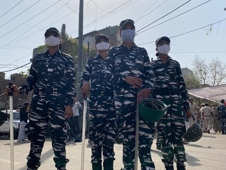 दिल्लीतील जहांगीरपुरी भागात झालेल्या हिंसाचाराच्या तीन दिवसांनंतर अवैध बांधकामांवरील तोडक कारवाईला सुरुवात झाली आहे. दिल्ली महानगरपालिकेने (MCD) बुल्डोझरने अतिक्रमण हटवण्यास सुरुवात केली.