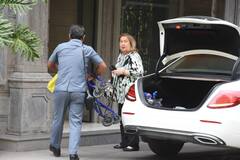 IN Pics: मम्मी बबीता कपूर के बर्थडे लंच में इस रेड हॉट अंदाज में पहुंची करीना कपूर, करिश्मा और सैफ भी आए नजर