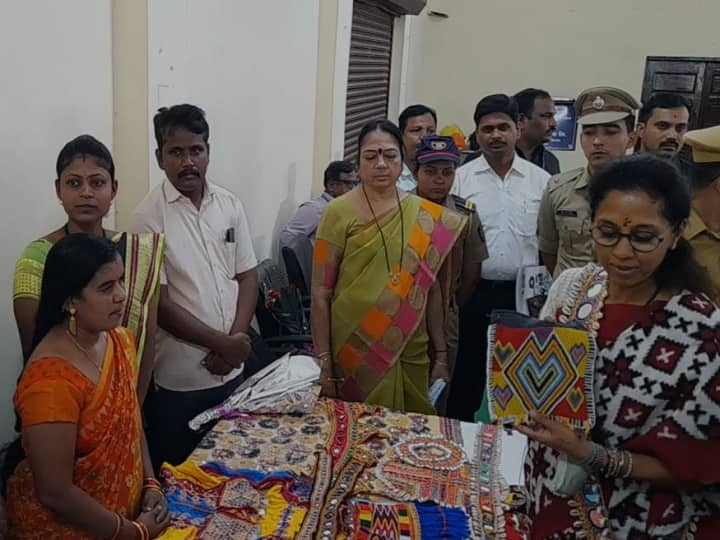 MP Supriya Sule advised to use Made in India items in solapur Supriya Sule : सुट्टीला दुबईला न जाता अजिंठा वेरुळला जा आणि कपडे सोलापूरचे घाला, सुप्रिया सुळेंचा 'मेड इन इंडिया' वस्तू वापरण्याचा सल्ला