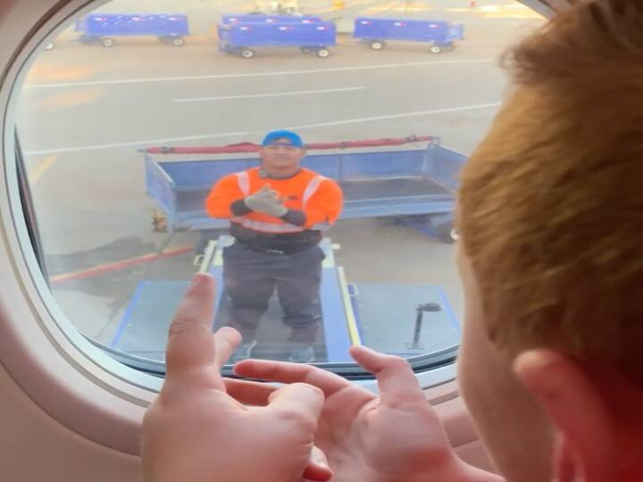 Airline personnel were seen playing 'Rock-Paper-Caesar' with the child sitting in the plane प्लेन में बैठे बच्चे के साथ बाहर से 'रॉक-पेपर-सीजर' खेलता नज़र आया एयरलाइन कर्मी, जीतने पर ऐसा मनाया जश्न